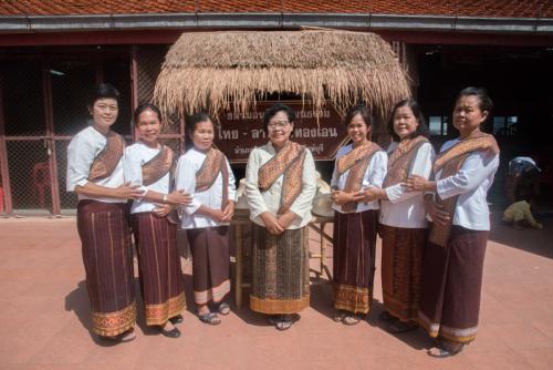 ชุดชนลาวแง้วทองเอน