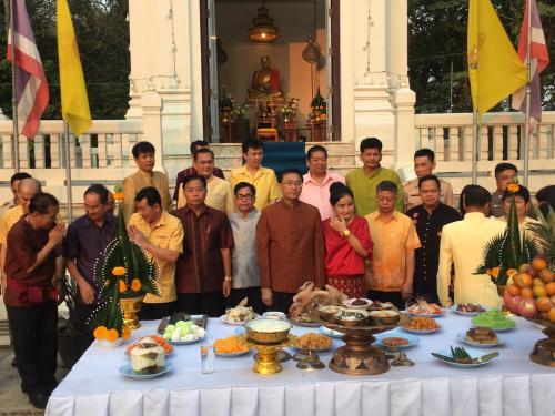 พิธีบวงสรวงและพิธีเปิดสินค้า OTOP และผลิตภัณฑ์ชุมชน กลุ่มจังหวัดภาคกลางตอนบน โดยมี ผู้ว่าราชการจังหวัดสิงห์บุรี นายชำนาญวิทย์  เตรัตน์ เป็นประธาน และรองผู้ว่าราชการจังหวัดสิงห์บุรี นายณัฐพล  ธานีรัตน์ และนายศิริชัย  ศรีเหนี่ยง หัวหน้าส่วนราชการ ทุกภาคส่วน